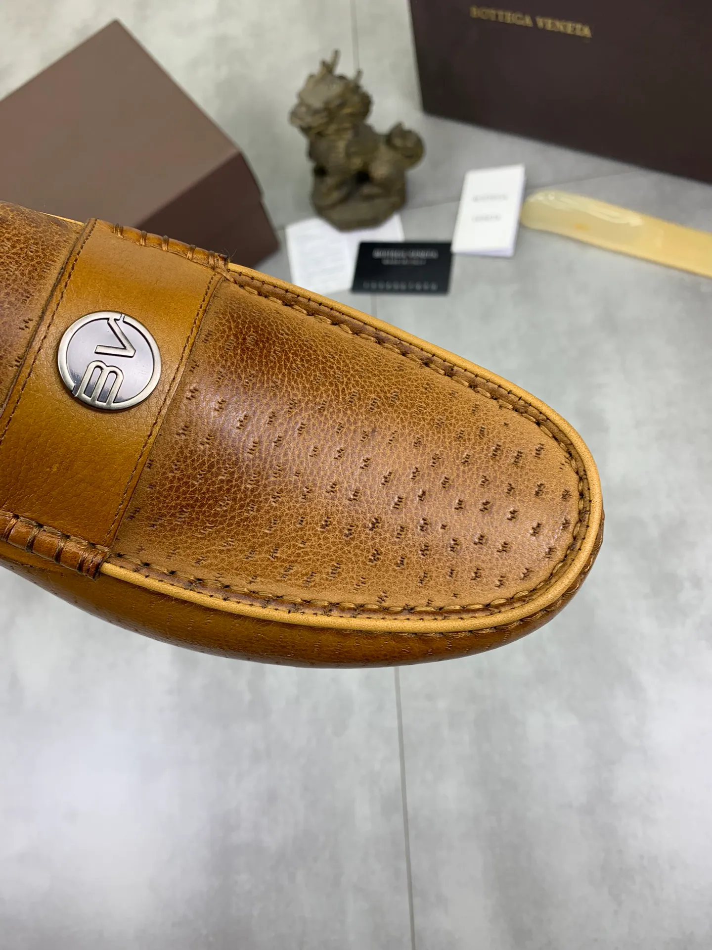 Men's shoes 💰P420 [New model] Water-dyed Niuli 💰High-quality business beanie shoes 💎💎💎 BOTTEGA VENETA official website synchronizes the latest top version of BV in the market, accepts material comparison, shoe type comparison, process comparison, practical and texture, versatile, suitable for any occasion, the more you look at it, the more it tastes. Pure hand-woven craftsmanship - Upper material, hand-woven calfskin imported from Italy 🇮🇹 - High-quality water-dyed cowhide lining - Original private model customized outsole -Size: 39-44 (38 45 can be customized) Color: black or brown optional